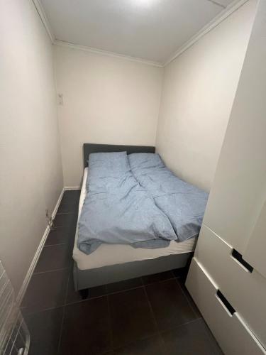 Postel nebo postele na pokoji v ubytování Elvegata 6, Kristiansand H0402
