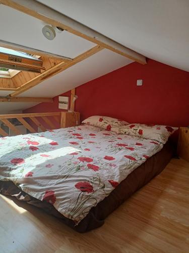 - une chambre avec un lit aux murs rouges dans l'établissement Studio plien pied avec terrasse ensoleillée, à Leucate