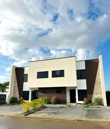 CasaTua Suriname New 4 Bedroom townhouse 14A