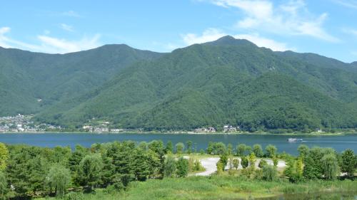 a view of a lake with mountains in the background at Lakeland Hotel Mizunosato in Fujikawaguchiko