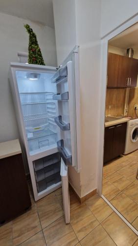 einem leeren Kühlschrank mit offener Tür in der Küche in der Unterkunft Apartament Ireg in Galaţi