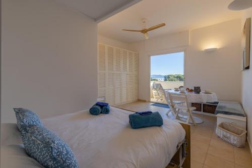 - une chambre avec un lit et une vue sur une table dans l'établissement Appartement T2 avec Vue Mer au Palais Lumière, à La Ciotat