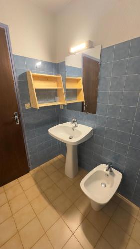 une salle de bain avec un lavabo et des toilettes dans l'établissement Les Grandes Verdisses, à Agde