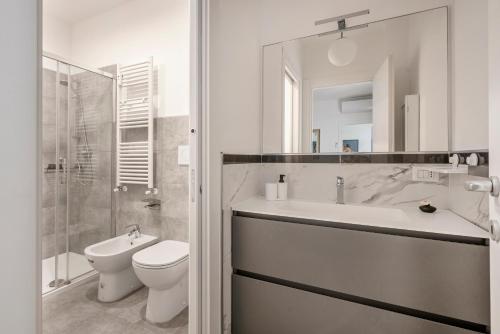 un bagno bianco con lavandino e WC di Vatican Manu Home a Roma