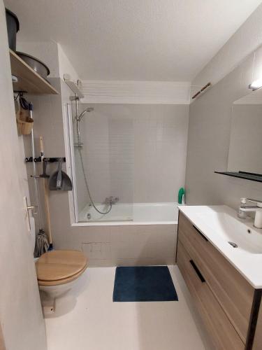 une salle de bain avec une baignoire, des toilettes et un lavabo dans l'établissement Appartement calme et apaisant, à Saint-Jean-dʼAulps