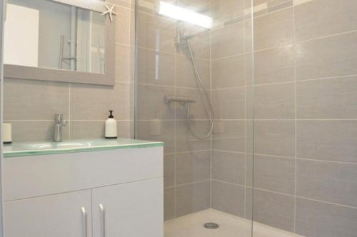 une salle de bain avec douche et lavabo dans l'établissement NP620-312 Appartement 3 pièces Narbonne Plage, à Narbonne-Plage
