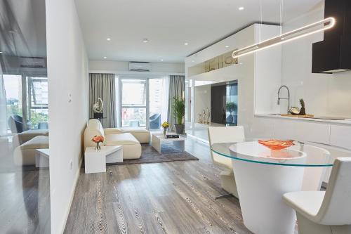 Kwarleyz Residence Hotel & Suitesにあるテレビまたはエンターテインメントセンター