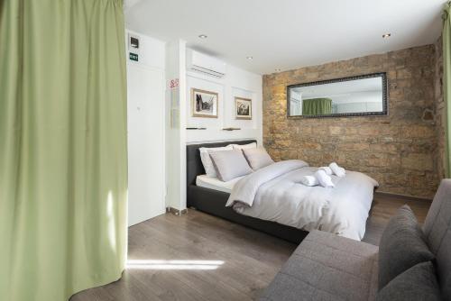 ROKOS SUPERIOR DOWNTOWN ROOMS - comfortable rooms with private bathrooms - perfect location for exploring Diocletian's Palace and the gastronomy of Split within walking distance