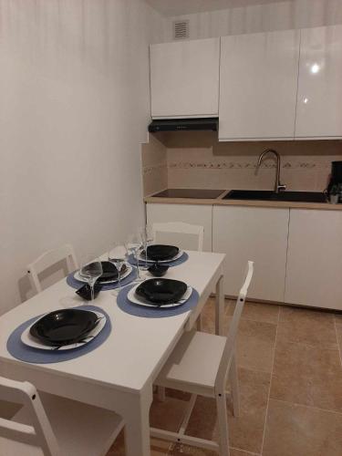 une cuisine avec une table avec des assiettes et des verres dessus dans l'établissement Cassis 4 pers Vue Mer Wifi Piscine Parking Tennis, à Cassis