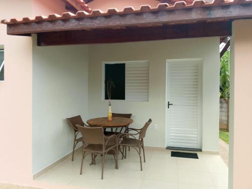 a dining area with a table and chairs on a patio at Chalé luar da serra, Camilos, Socorro in Socorro