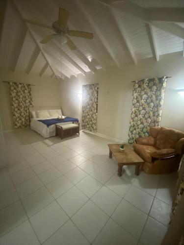 un soggiorno con un letto e un divano di Mango Tree House a Christ Church