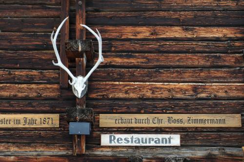 a sign on the wall of a log cabin at Alpinhotel Bort in Grindelwald