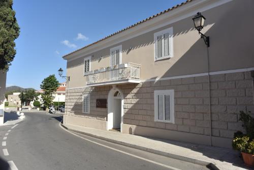 un edificio con balcón en el lateral de una calle en Coclea Relais, en San Teodoro