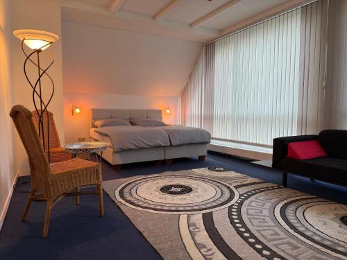 a bedroom with a bed and a couch at Cleverland Appartement in Hannover