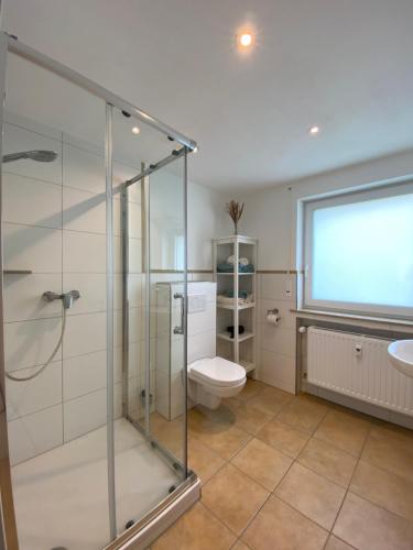 a bathroom with a glass shower and a toilet at Apartment Wolkenblick in Leutkirch im Allgäu