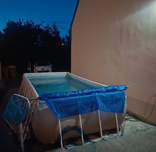 - une piscine avec un couvercle bleu dans un bâtiment dans l'établissement Entre terre et mer, à Plédran