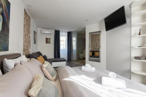 ROKOS SUPERIOR DOWNTOWN ROOMS - comfortable rooms with private bathrooms - perfect location for exploring Diocletian's Palace and the gastronomy of Split within walking distance