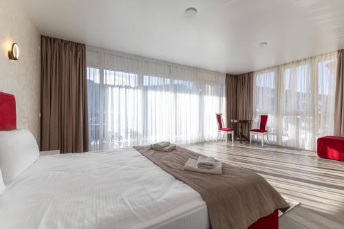 Кровать или кровати в номере Gold Palace Wellness & Spa