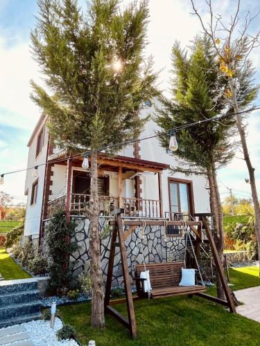 Κήπος έξω από το Lilyum garden house&organization