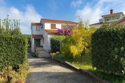 House for 12 people close to the sea