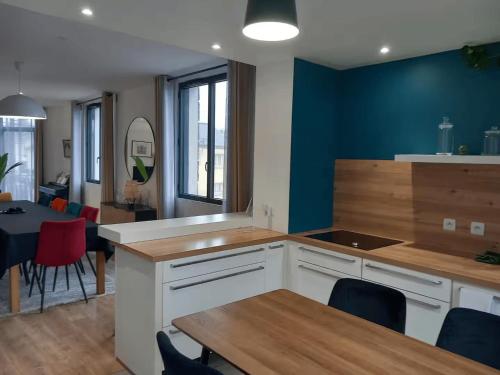 une cuisine et une salle à manger avec une table et des chaises dans l'établissement Grande maison familiale 8p, 14 max, pas de fête, à Nantes