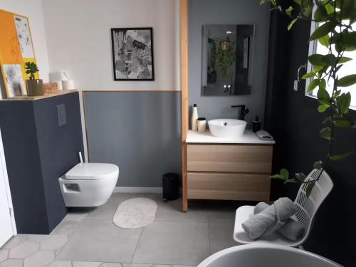 une salle de bain avec des toilettes blanches et un lavabo dans l'établissement Grande maison familiale 8p, 14 max, pas de fête, à Nantes