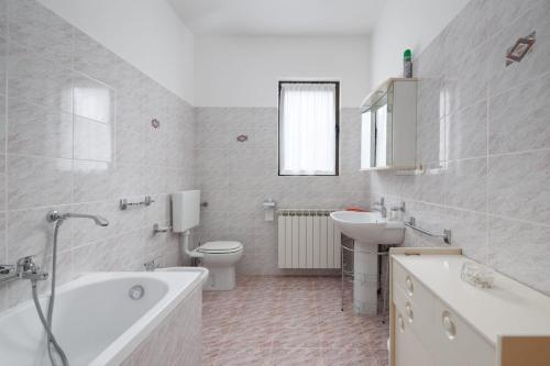 House for 12 people close to the sea