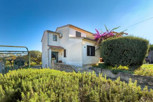 House for 12 people close to the sea