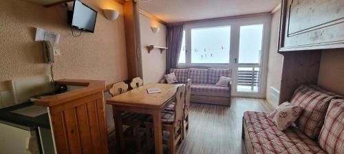 un petit salon avec une table et un canapé dans l'établissement Résidence Zodiac - Studio pour 4 Personnes 324, à La Plagne Tarentaise