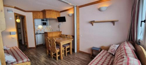 Cette petite chambre comprend un canapé et une table. dans l'établissement Résidence Zodiac - Studio pour 4 Personnes 324, à La Plagne Tarentaise