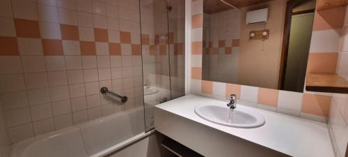 une salle de bain avec un lavabo et une baignoire dans l'établissement Résidence Zodiac - Studio pour 4 Personnes 324, à La Plagne Tarentaise