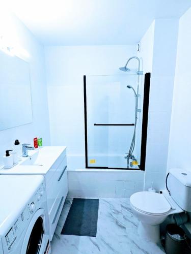 une salle de bain blanche avec des toilettes et un lavabo dans l'établissement Vue dégagée, emplacement idéal, climatisé, à Menton