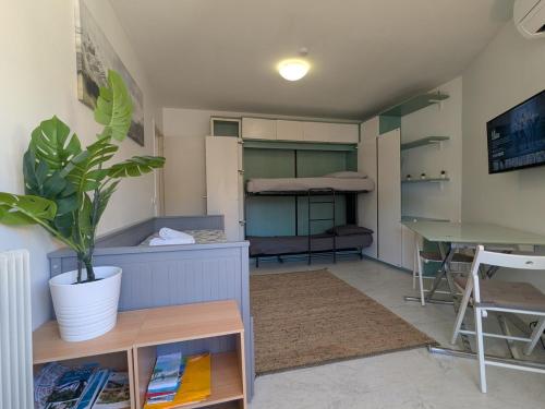 Habitación compartida con escritorio y maceta en Vue dégagée, emplacement idéal, climatisé, en Menton