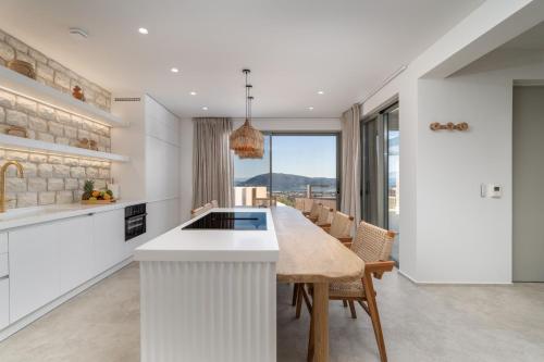 Η κουζίνα ή μικρή κουζίνα στο Isle of View Villa