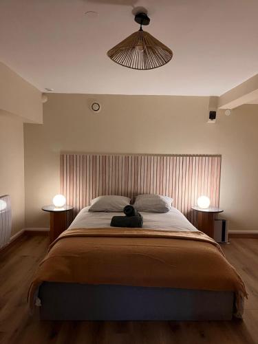 - une chambre avec un grand lit et 2 tables dans l'établissement Le Gaston, à Lille