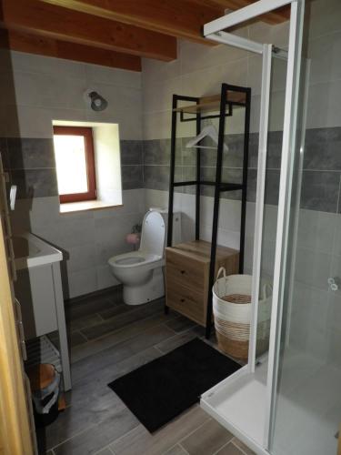 Ein Badezimmer in der Unterkunft Gîte L'écrin du Forez