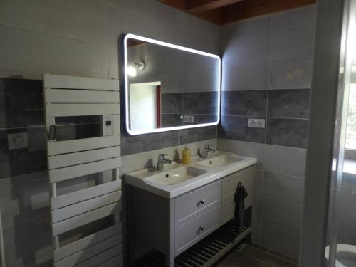 Ein Badezimmer in der Unterkunft Gîte L'écrin du Forez