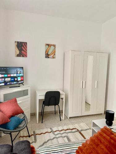 a living room with a desk and a chair at Le Shamma lodge in Reims