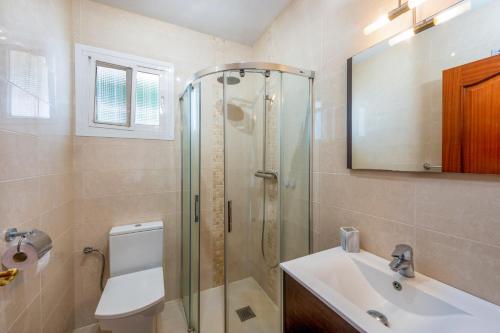 Villa Holivista Elegant 4-Bedroom Spanish Villa in Estepona
