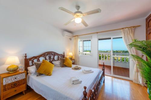 Villa Holivista Elegant 4-Bedroom Spanish Villa in Estepona