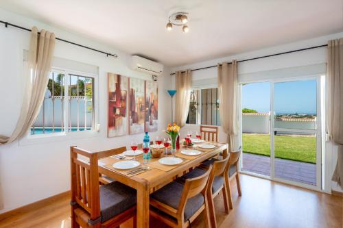 Villa Holivista Elegant 4-Bedroom Spanish Villa in Estepona