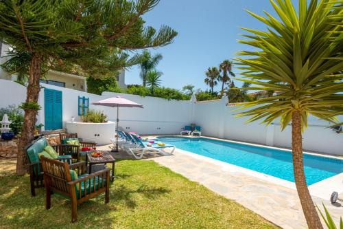 Villa Holivista Elegant 4-Bedroom Spanish Villa in Estepona