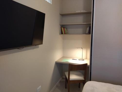 a small desk with a lamp and a chair in a room at Departamento Maipú Ruta del vino in Maipú