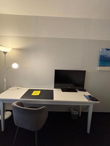 Televisyen dan/atau pusat hiburan di Hotel U Mülheim Free Parking Highspeed WiFi