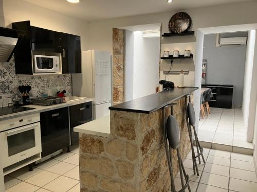 - une cuisine avec un comptoir en pierre dans une pièce dans l'établissement Maison de village à Pertuis, à Pertuis