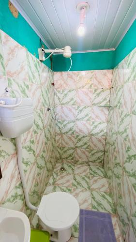 a bathroom with a toilet and a sink at Hostel Familiar in Salvador
