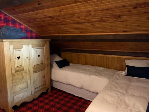 a small room with two beds in a cabin at Maison Amore Serre Chevalier in Saint-Chaffrey