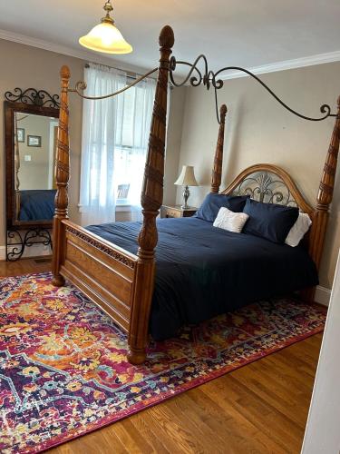 una camera da letto con un letto grande con un grande specchio di Historic Downtown-families & groups! ADA approved a Gettysburg
