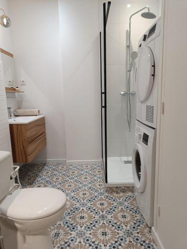 La salle de bains est pourvue de toilettes et d'un lave-linge. dans l'établissement T2 Evasion des 24h - Le Mans, au Mans