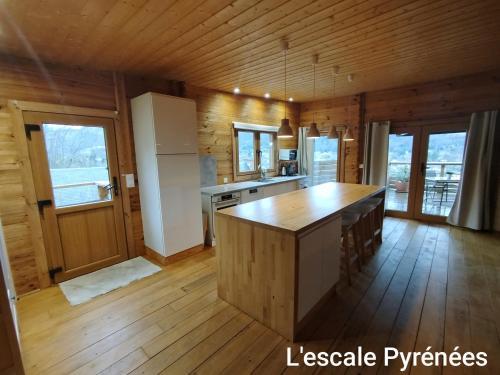 Kuchyňa alebo kuchynka v ubytovaní Vue imprenable et jacuzzi 4 Etoiles